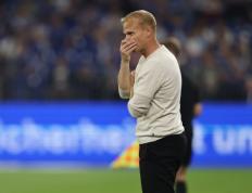 IM体育注册链接-沙尔克主教练现场训练，盘点球员表现