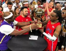 IM体育动画直播通道-包含观众为之疯狂，选手表现实至名归的词条