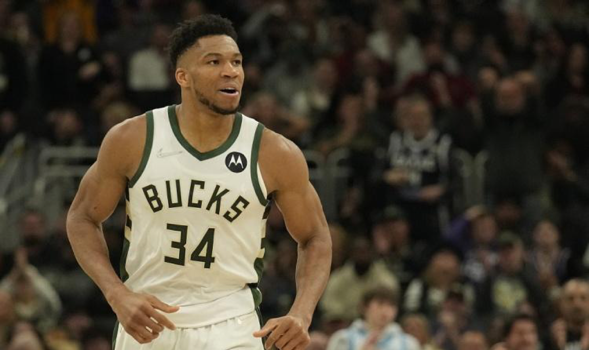 IM体育官方网站-雄鹿险胜公牛，莫里斯惊艳世界