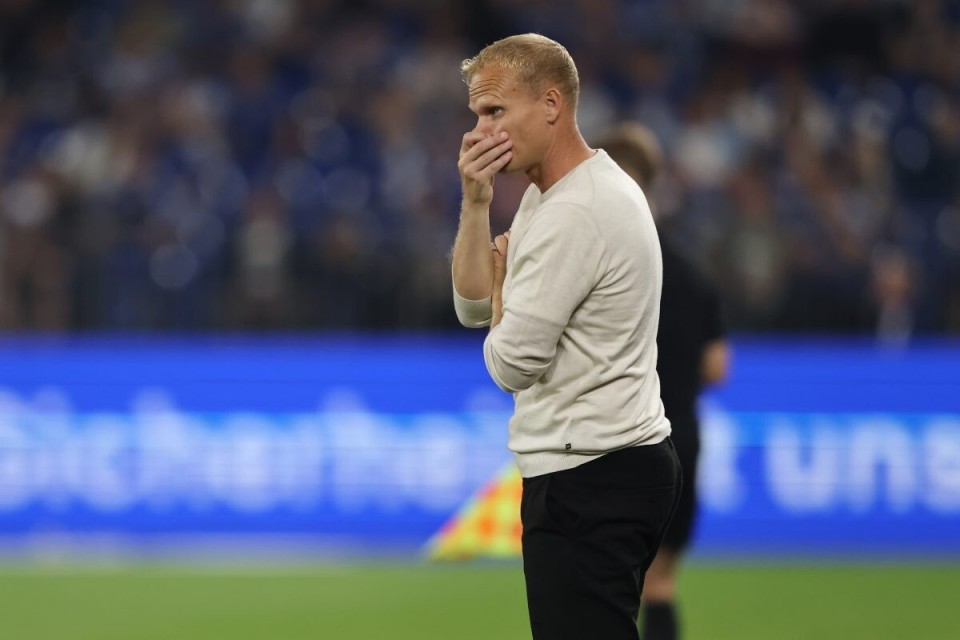 IM体育注册链接-沙尔克主教练现场训练，盘点球员表现