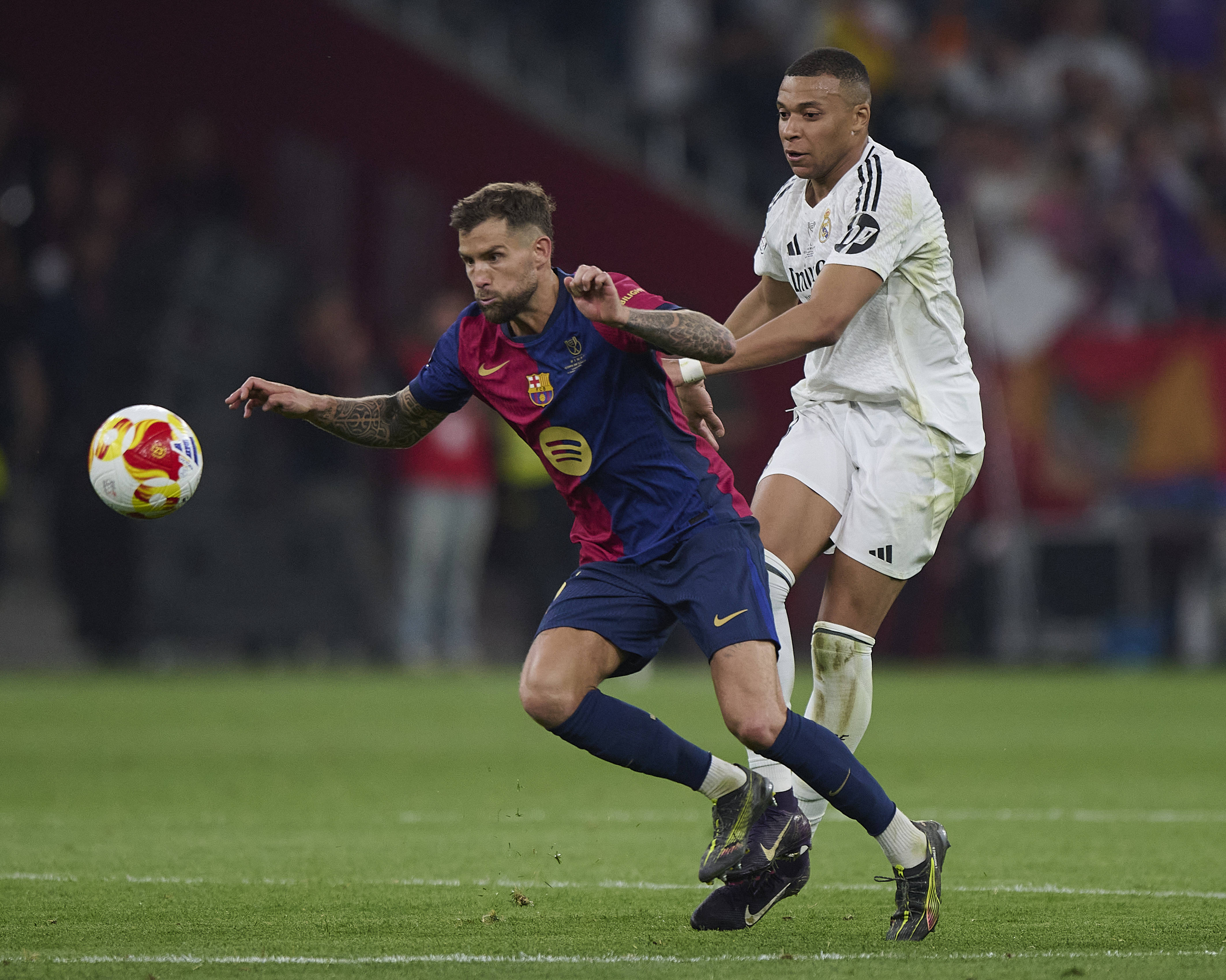 IM体育社区互动入口-国际足球明星在洲际比赛中展现技艺