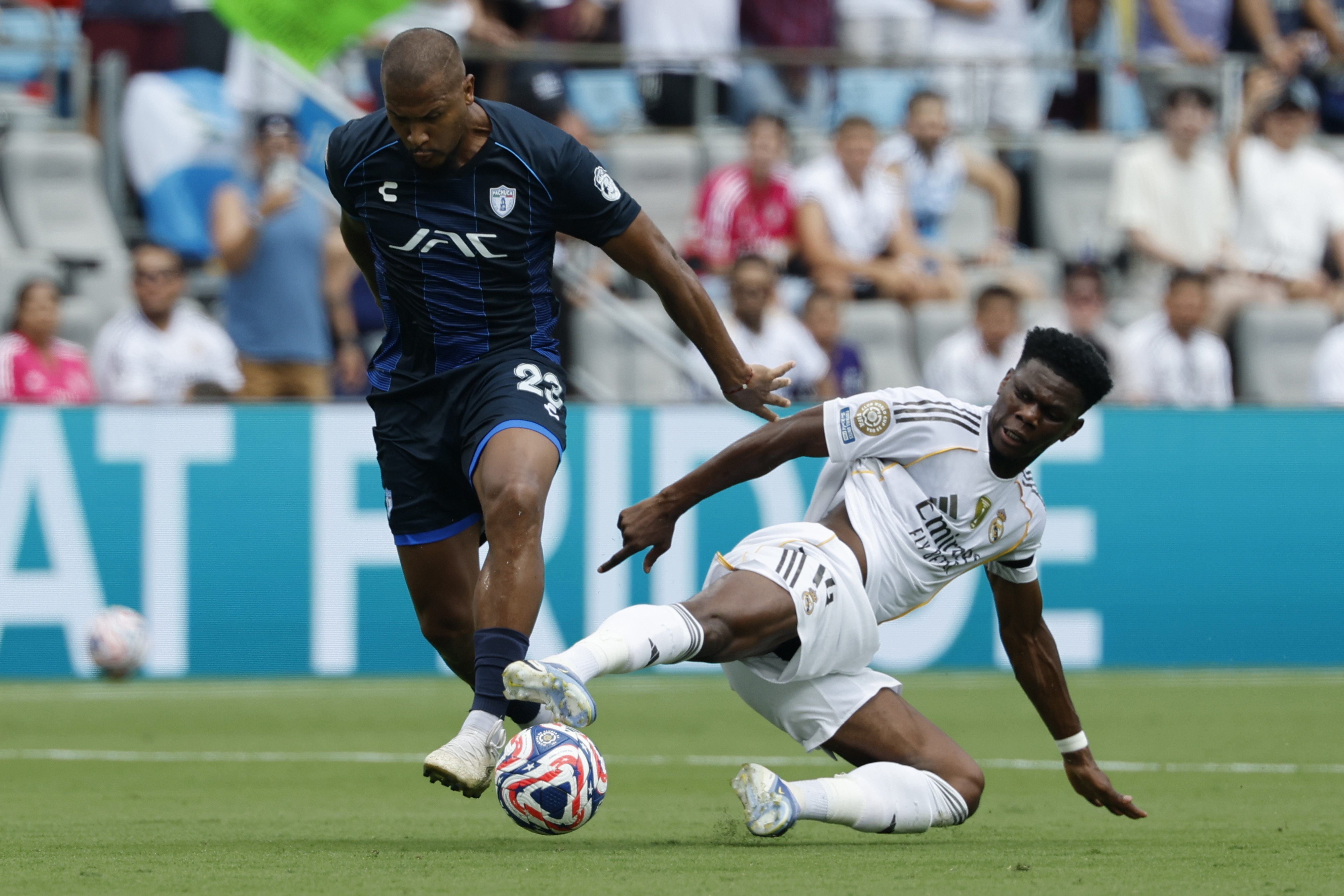 IM体育动画直播通道-顶尖对阵!足球联赛搏击中的绝对厮杀