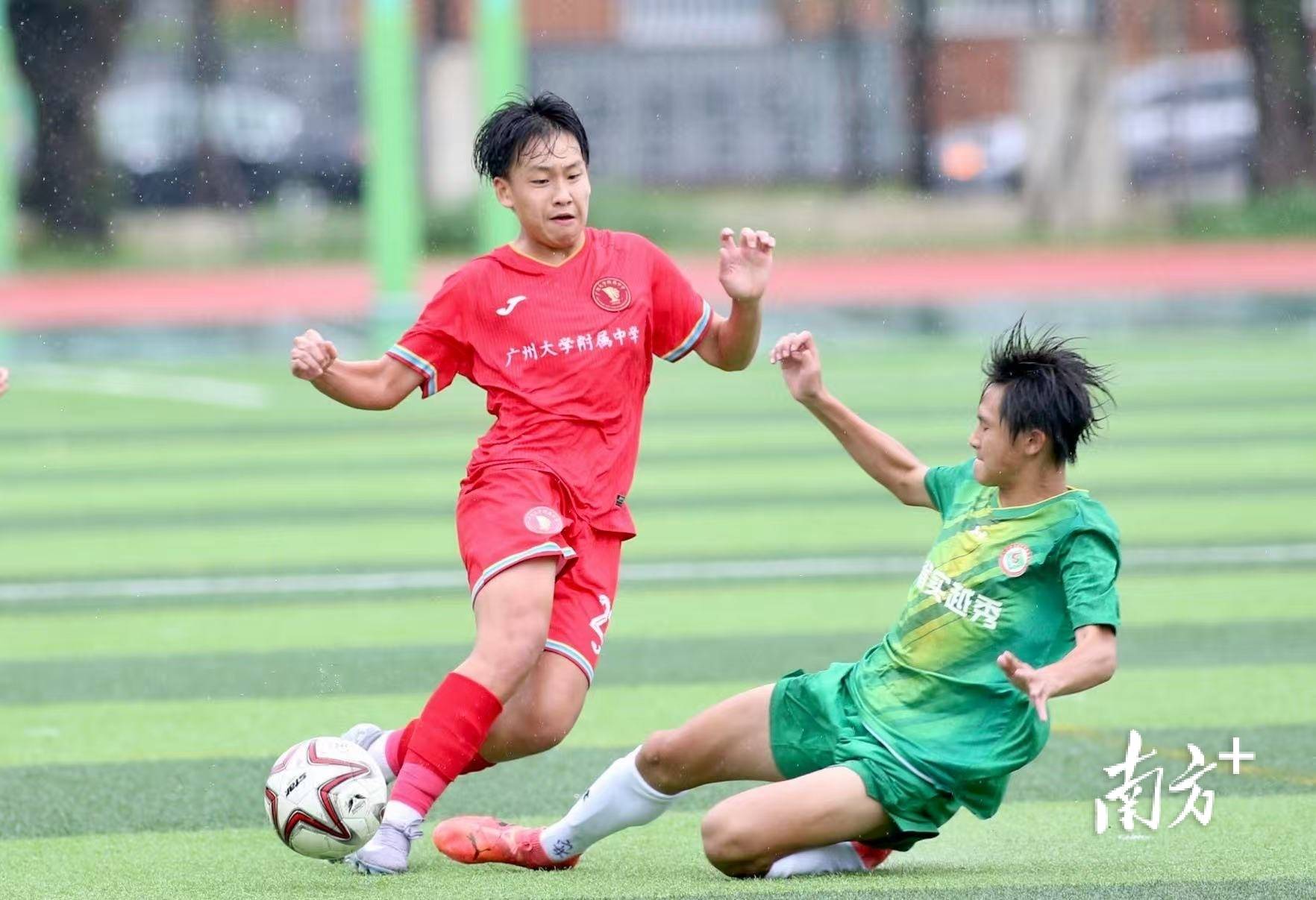 IM体育社区互动入口-激烈角逐下足球比赛持续扣人心弦的简单介绍