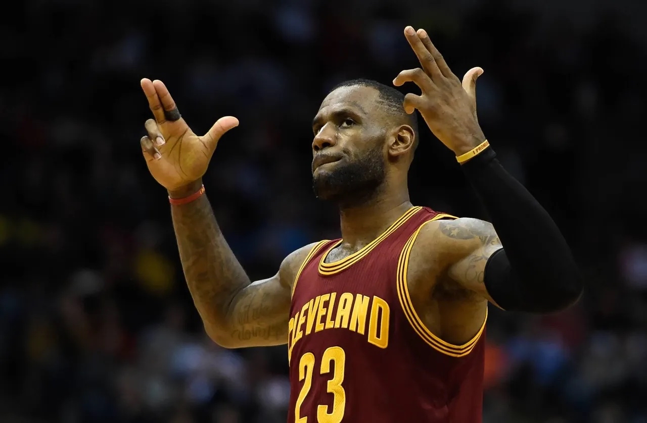 IM体育官网-上海队完胜火箭，詹姆斯高光表现